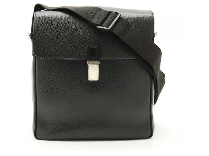 Louis Vuitton Yaranga Preto Couro  ref.1397761