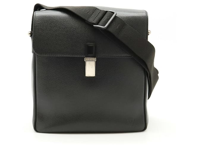 Louis Vuitton Yaranga Black Leather  ref.1399375
