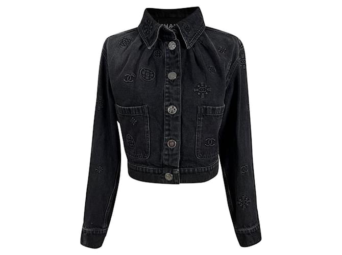 Chanel Nova jaqueta jeans preta com logotipo icônico em relevo. Preto Algodão  ref.1400706