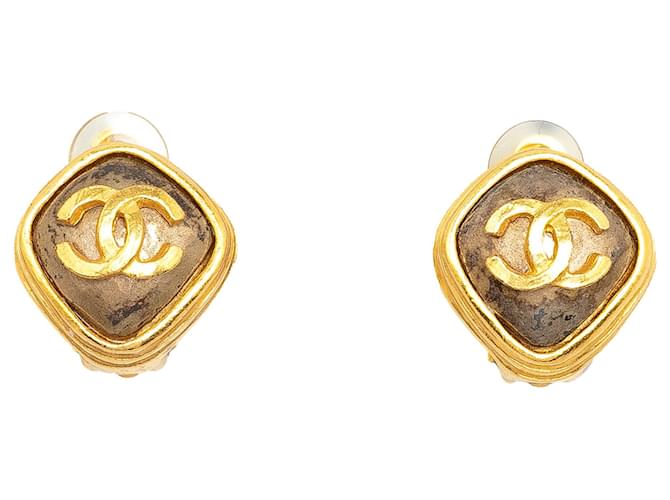 Chanel Gold CC Clip On Earrings Golden Metal Gold-plated  ref.1402061