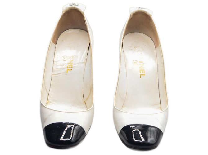 Zapatos de tacón Chanel de charol blanco