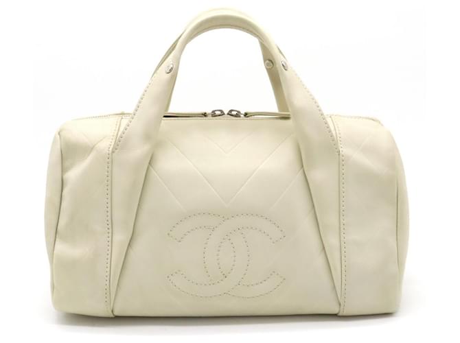 Chanel chevron White Leather  ref.1403549