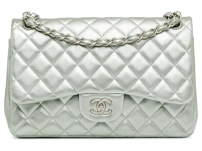 Solapa forrada de piel de cordero Chanel Silver Jumbo Classic Plata Cuero  ref.1403697