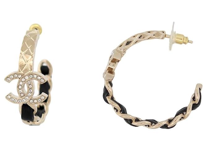 NEUF BOUCLES D'OREILLES CHANEL CREOLES LOGO CC & CUIR ENTRELACE EARRINGS Métal Doré  ref.1404555