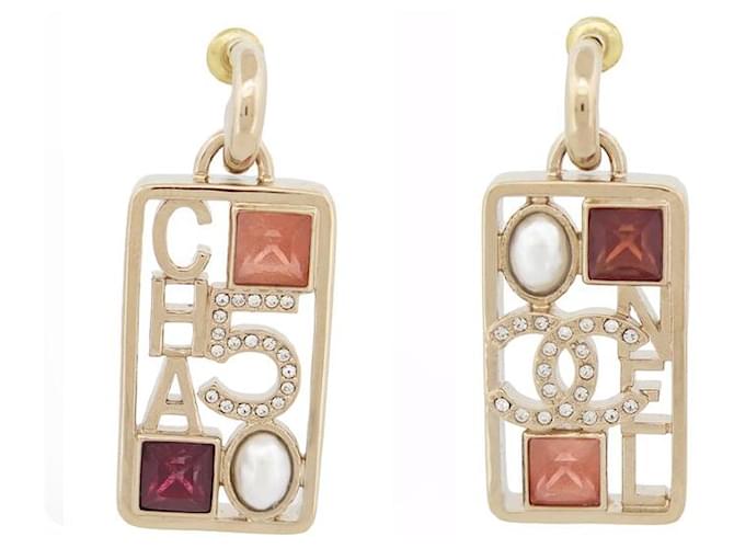 NEUF BOUCLES D'OREILLES CHANEL PENDANTES LOGO STRASS MULTICOLORE EARRINGS Métal Doré  ref.1404557