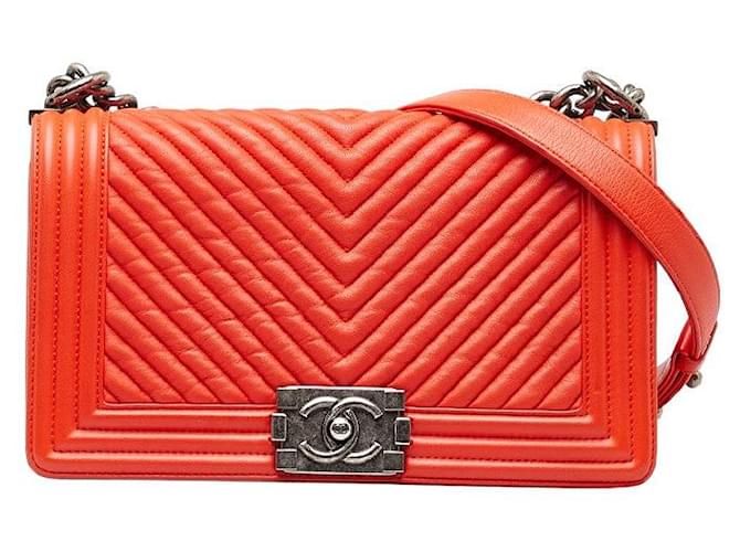 Le Boy Bolsa de Ombro Chanel Boy Vermelha em Couro de Cordeiro Prateado em Ótimas Condições Vermelho  ref.1405219