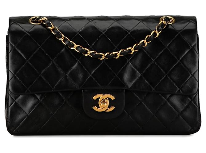 Bolsa de ombro com aba preta Chanel média clássica forrada de pele de cordeiro Preto Couro  ref.1406483