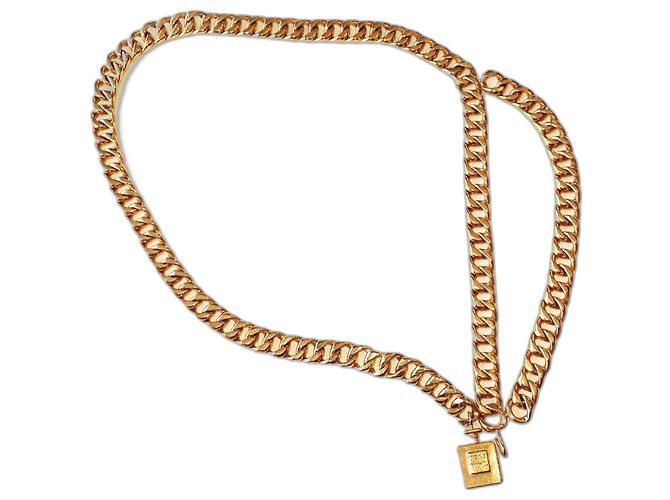 Ceinture de taille Chanel fermeture avec un crochet.