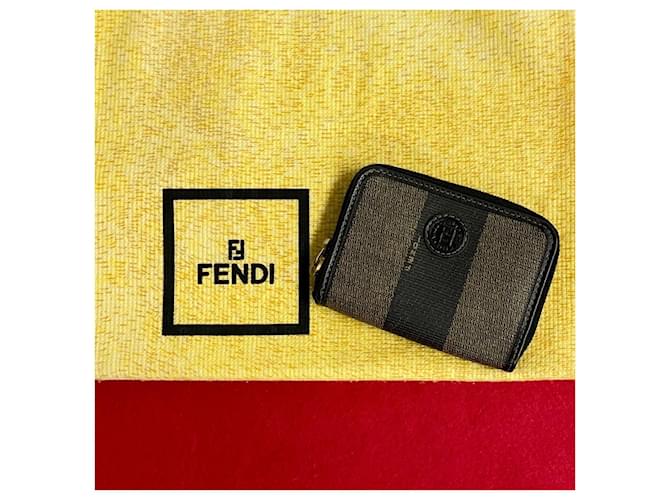 Porta-moedas Fendi Pequin  Porta-moedas de couro em muito bom estado  ref.1406786