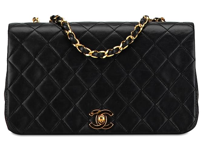 Chanel Black CC acolchoado em pele de cordeiro com aba completa Preto Couro  ref.1407730