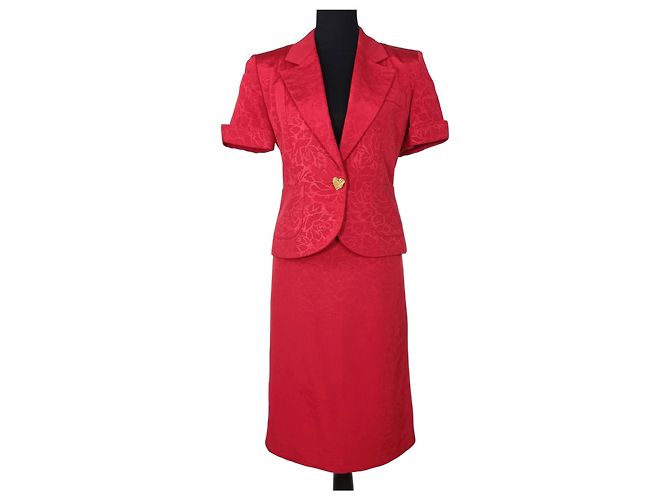 Traje rojo de Yves Saint Laurent con botones en forma de corazón. Roja