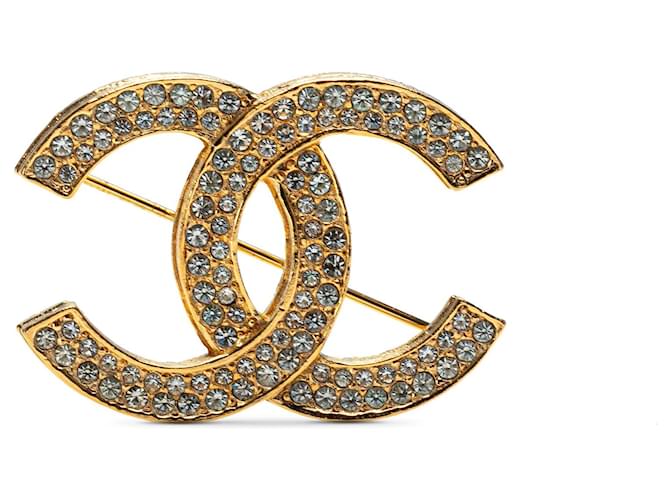 Broche dorée en strass Chanel CC  ref.1408255