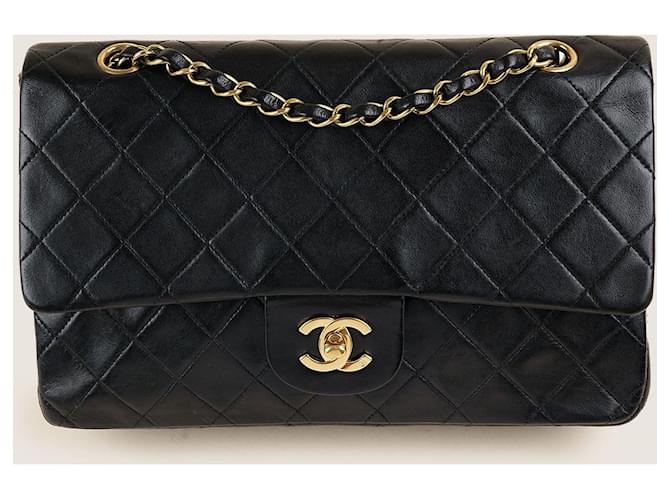 Chanel Sac à rabat classique moyen doublé Cuir Noir  ref.1408513