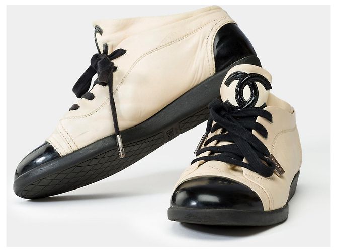 CHANEL-Schuh aus beigem Leder - 101962