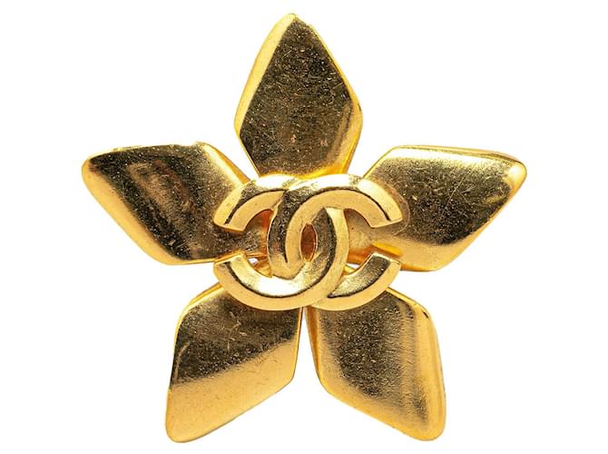 Broche étoile CC Chanel dorée Métal  ref.1410205