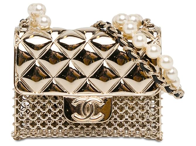 Colar Chanel em metal dourado e pingente com aba de pérola falsa Couro  ref.1410227