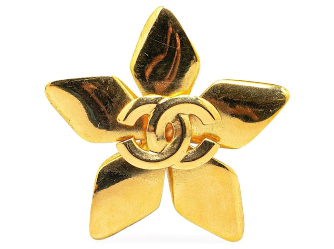 Broche de flor Chanel CC em ouro Dourado Metal  ref.1410273