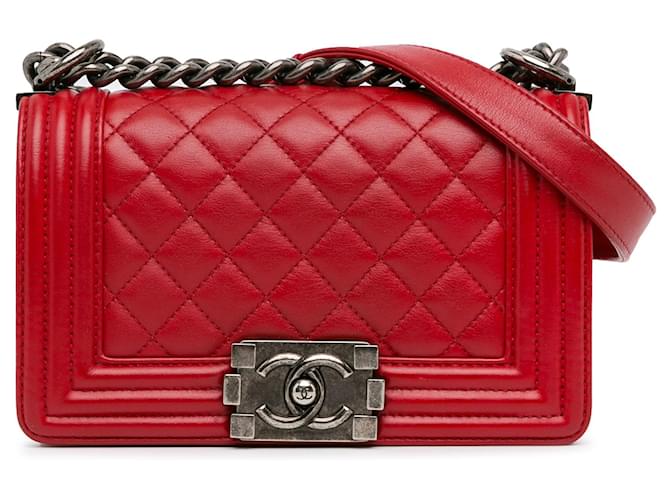 Le Boy Bolsa pequena Chanel vermelha em pele de cordeiro com aba para menino Vermelho Couro  ref.1410455