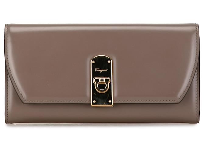 Salvatore Ferragamo Cartera larga de cuero Ferragamo Gancini marrón Castaño  ref.1410513