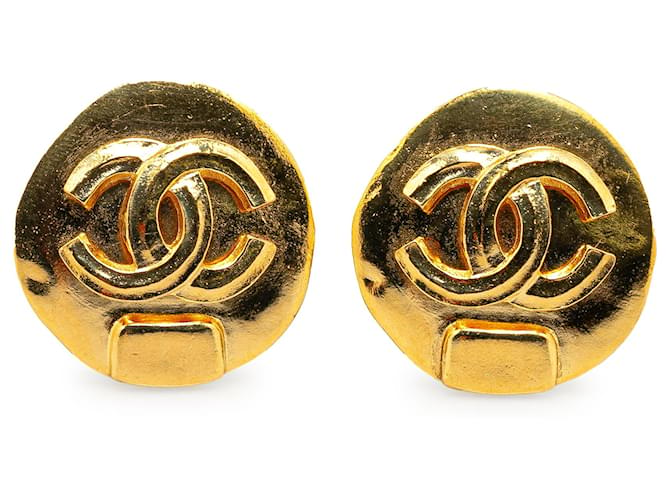 Clipe CC banhado a ouro Chanel em brincos Dourado Metal  ref.1410960