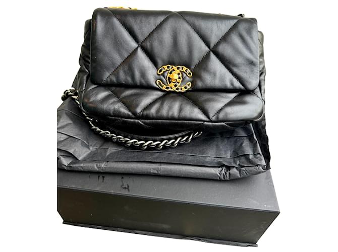 Chanel 19 Chanel nº 19 Preto Pele de cordeiro  ref.1412617