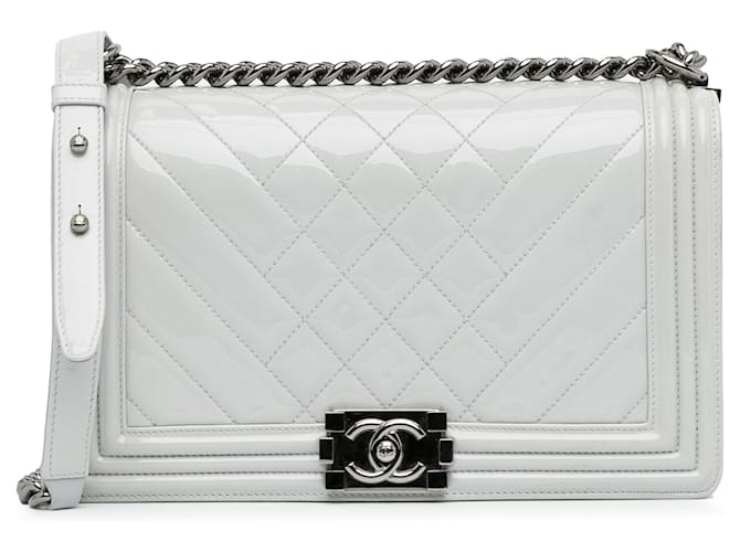 Boy Bolso bandolera mediano con solapa y charol Chanel blanco Cuero  ref.1413055