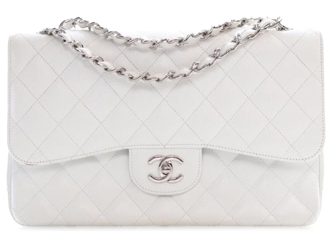 Weiße Chanel Jumbo Classic Umhängetasche mit Überschlag und Futter aus Kaviar Leder  ref.1413251