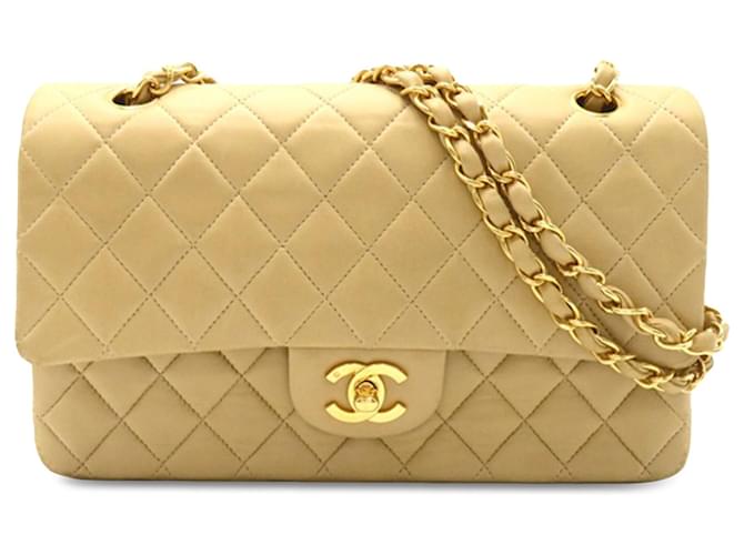 Bolsa de ombro com aba forrada de pele de cordeiro Tan Chanel média clássica Camelo Couro  ref.1413343