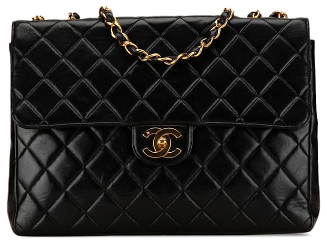 Bolsa de ombro com aba única Chanel Jumbo Classic preta em pele de cordeiro Preto Couro  ref.1413345