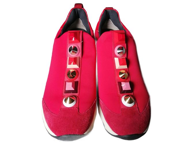 Fendi Sneaker aus rotem Wildleder