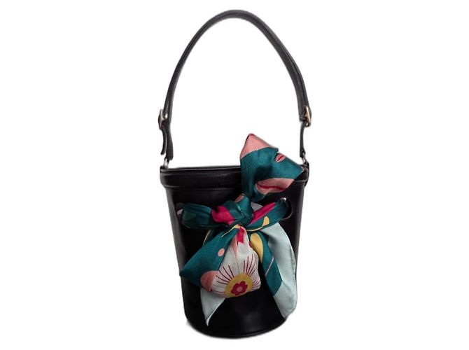 Sac seau Hermès modèle Mangeoire, noir cuir box