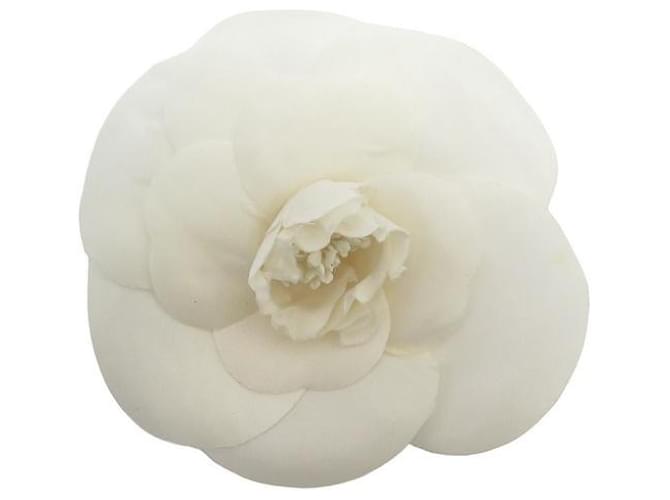 Other jewelry VINTAGE CHANEL CAMELIA WHITE CANVAS BROOCH 1990-1991 WHITE CANVAS BROOCH Cloth  ref.1413977