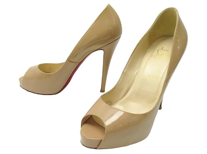 ZAPATOS MUY PRIVADOS DE CHRISTIAN LOUBOUTIN 120 3080395 38.5 Zapatos de charol Beige  ref.1414021