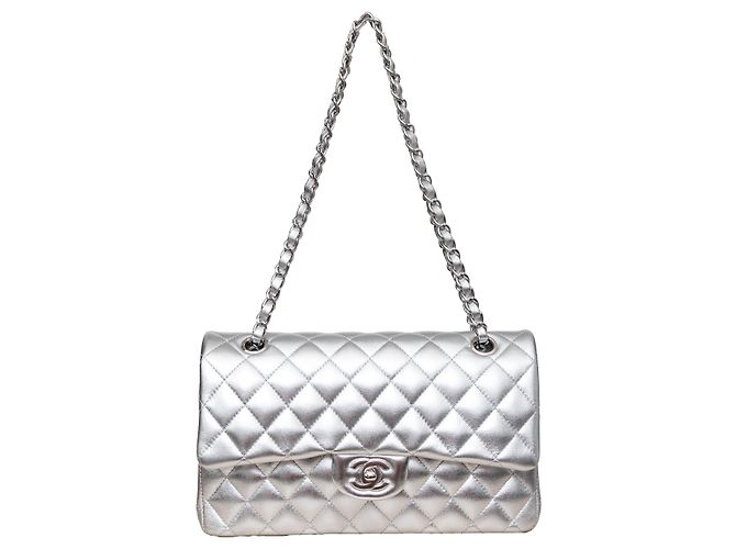 Chanel Bolsa com aba com forro metálico Prata