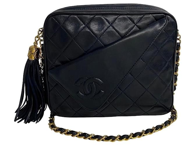 Camera Bolso de cámara de cuero acolchado Chanel CC con borlas en muy buen estado  ref.1416133