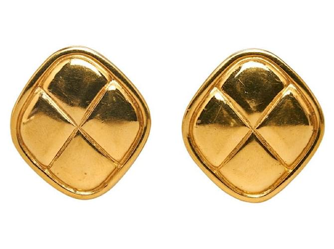 Pendientes de oro chapado Chanel Matelassé en muy buen estado Dorado Metal  ref.1416154