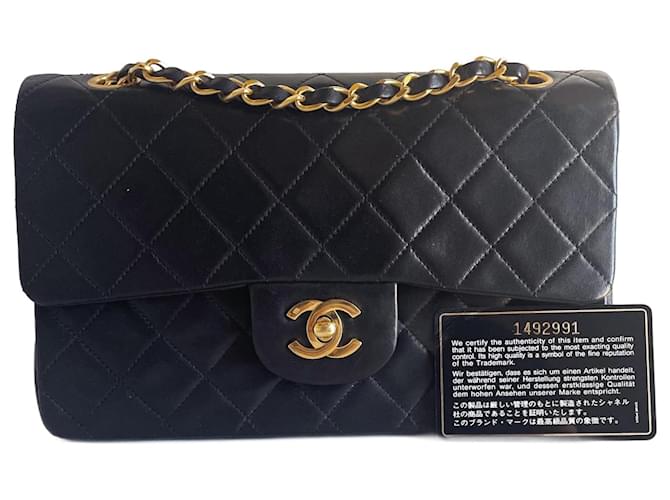 Timeless Bolsa Chanel de couro preto com dupla aba de 23 cm banhada a ouro.  ref.1416699