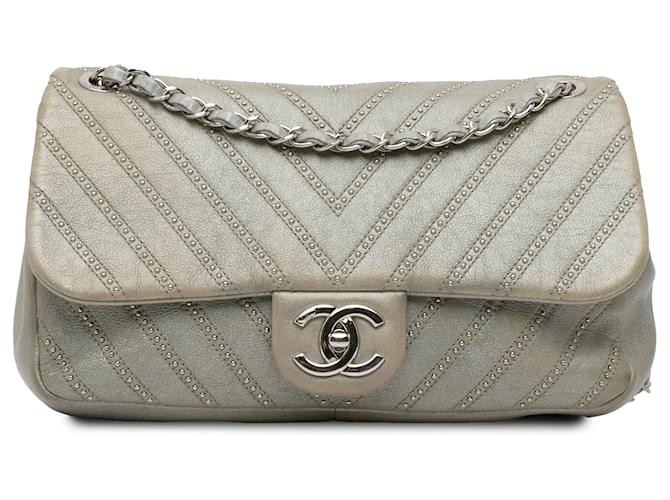 Bolso cruzado de piel de ternera con chevron plateado Chanel Small Stud Wars Flap Plata Cuero  ref.1416869