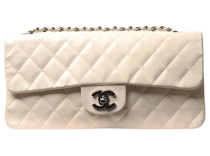 Chanel Blanquecino 2004 Bolso clásico con solapa única vintage de piel de cordero Blanco Cuero  ref.1417229