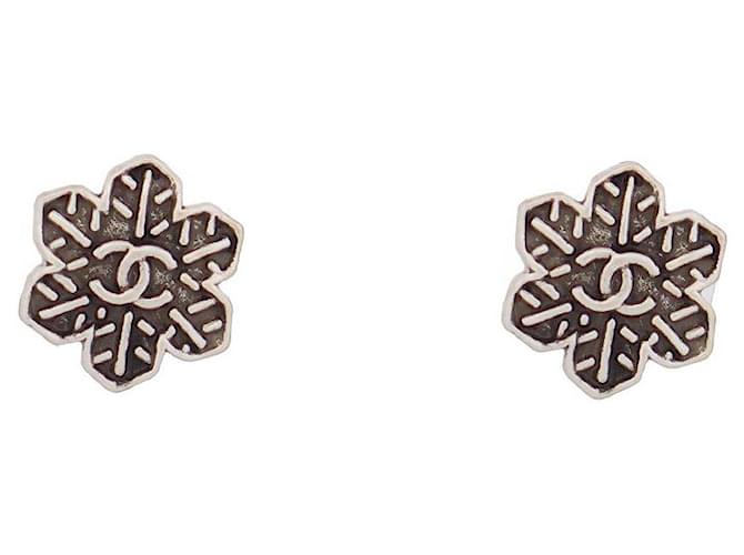 NUEVOS PENDIENTES DE COPOS DE NIEVE CC CON LOGO DE CHANEL Plata Metal  ref.1417436