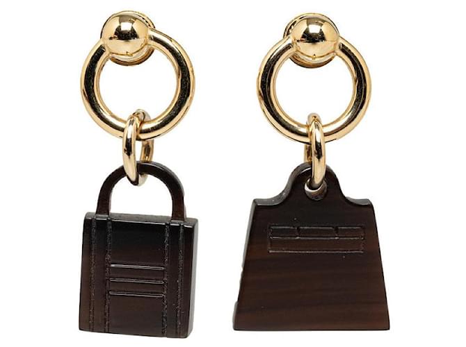 Hermès Brincos de amuleto de chifre lacado Hermes Kelly e cadeado Brincos de metal em bom estado Marrom  ref.1417666