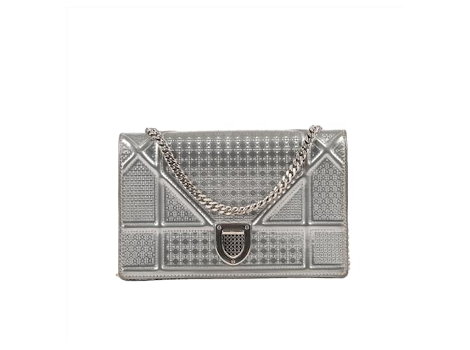 CHRISTIAN DIOR Portafoglio Diorama in pelle micro cannage argento metallizzato con pochette a catena  ref.1418033