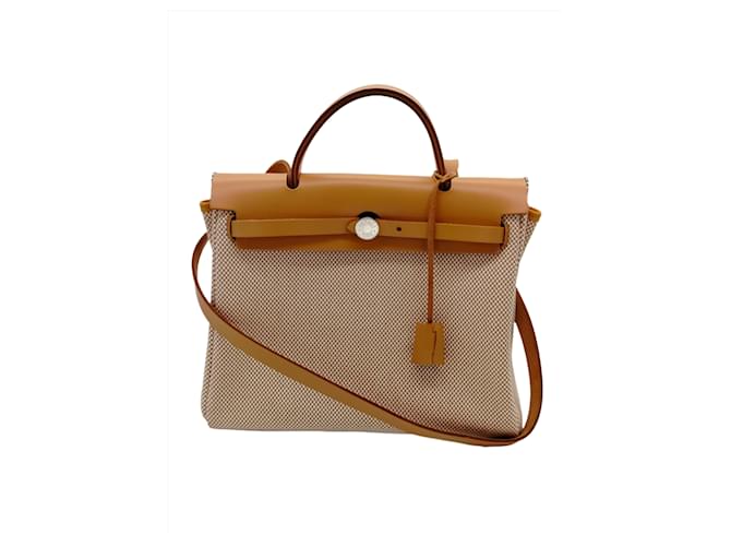 ネイビーブラウンのカラーがコーデに彩を添える Hermes Herbag31 Hermès Herbag 31 Bag in Blue Jean Canvas and Noir Vache