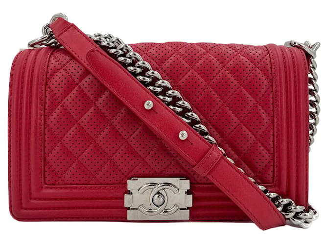 Chanel Sac à rabat Boy Medium en cuir d'agneau perforé Framboise Rouge  ref.1419411