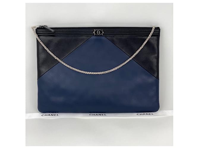 Chanel gestepptes Lammleder schwarz blau große Boy Zip Pouch hinzugefügt Kette  ref.1419470