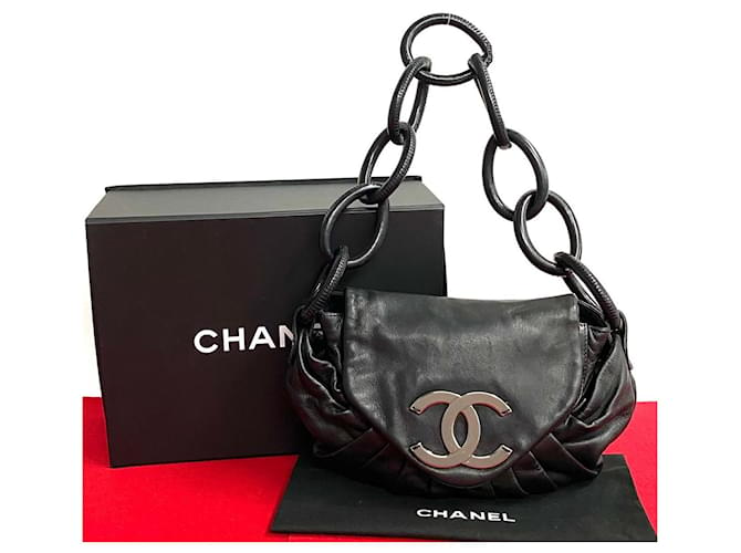 Sac à bandoulière Chanel CC Ring Sac à bandoulière en cuir en bon état Noir  ref.1419587