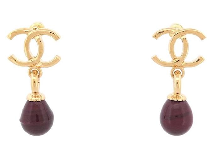 NEUF BOUCLES D'OREILLES CHANEL LOGO CC PENDANTES PERLES BORDEAUX EARRINGS Métal Doré  ref.1419843