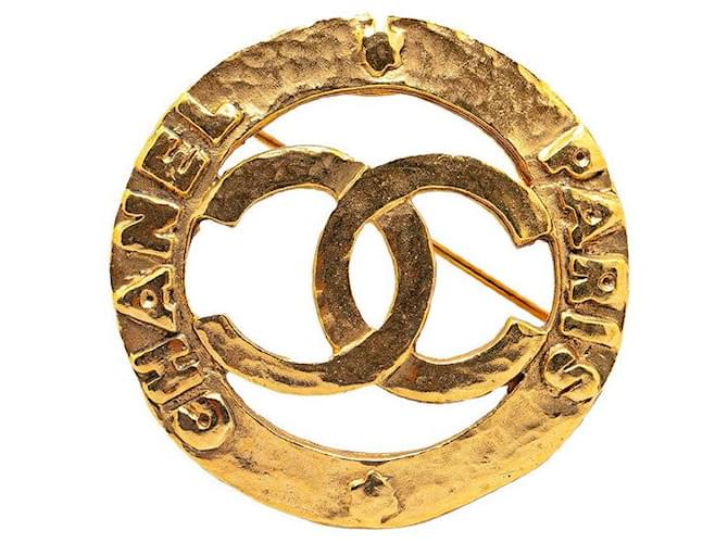 Broche ronde vintage Chanel avec le logo Coco plaqué or en excellent état Métal Doré  ref.1420004