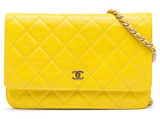 Wallet On Chain Portefeuille classique Chanel jaune sur sac à bandoulière chaîne Cuir  ref.1420396