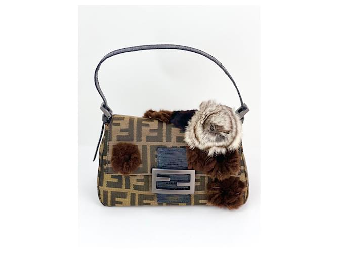 FENDI Zucchino Mini Mama Baguette Bag Enfeites de Coelho RARO Marrom Lona  ref.1420608